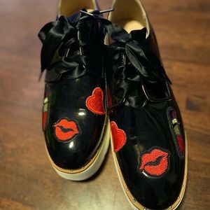 Via Pinky Patten Leather Sneaker